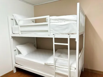 6 letti a castello in dormitorio maschile — MONTANA Hotel & Hostel Phuket