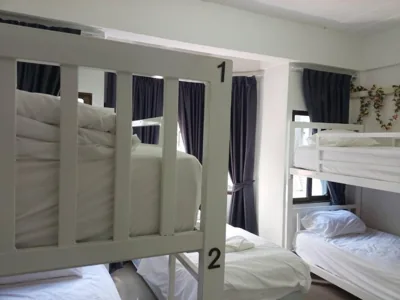 Letto a castello in dormitorio femminile — MONTANA Hotel & Hostel Phuket